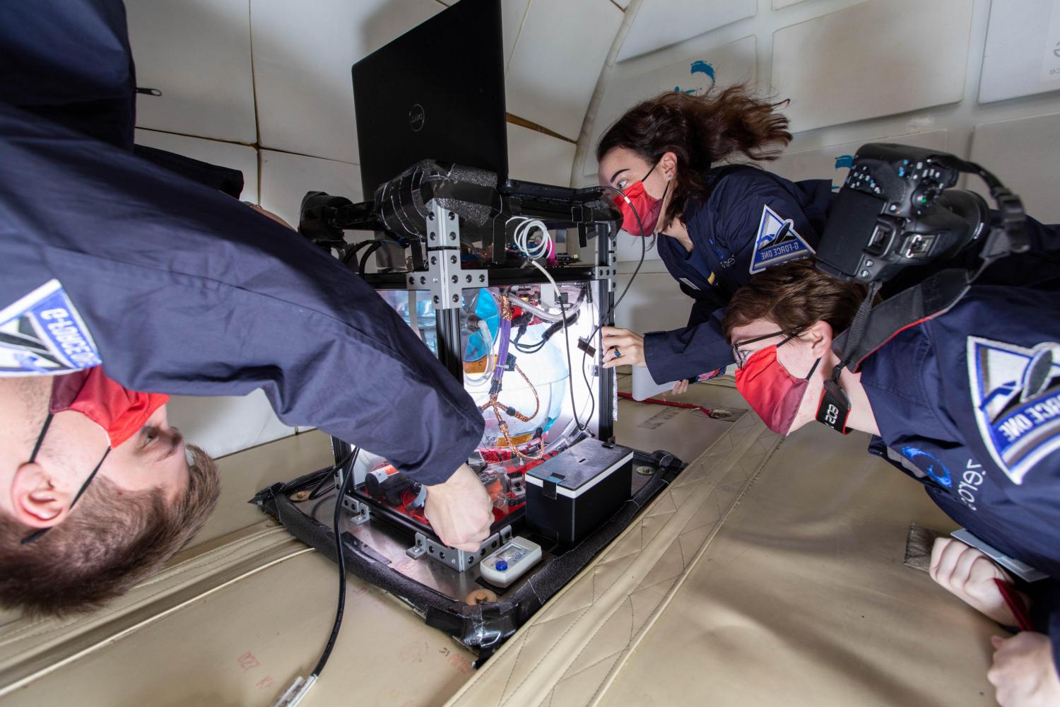 Members of the BETVLCTOR伟德登录 Microgravity Team conduct research aboard NASA?S零g飞机.