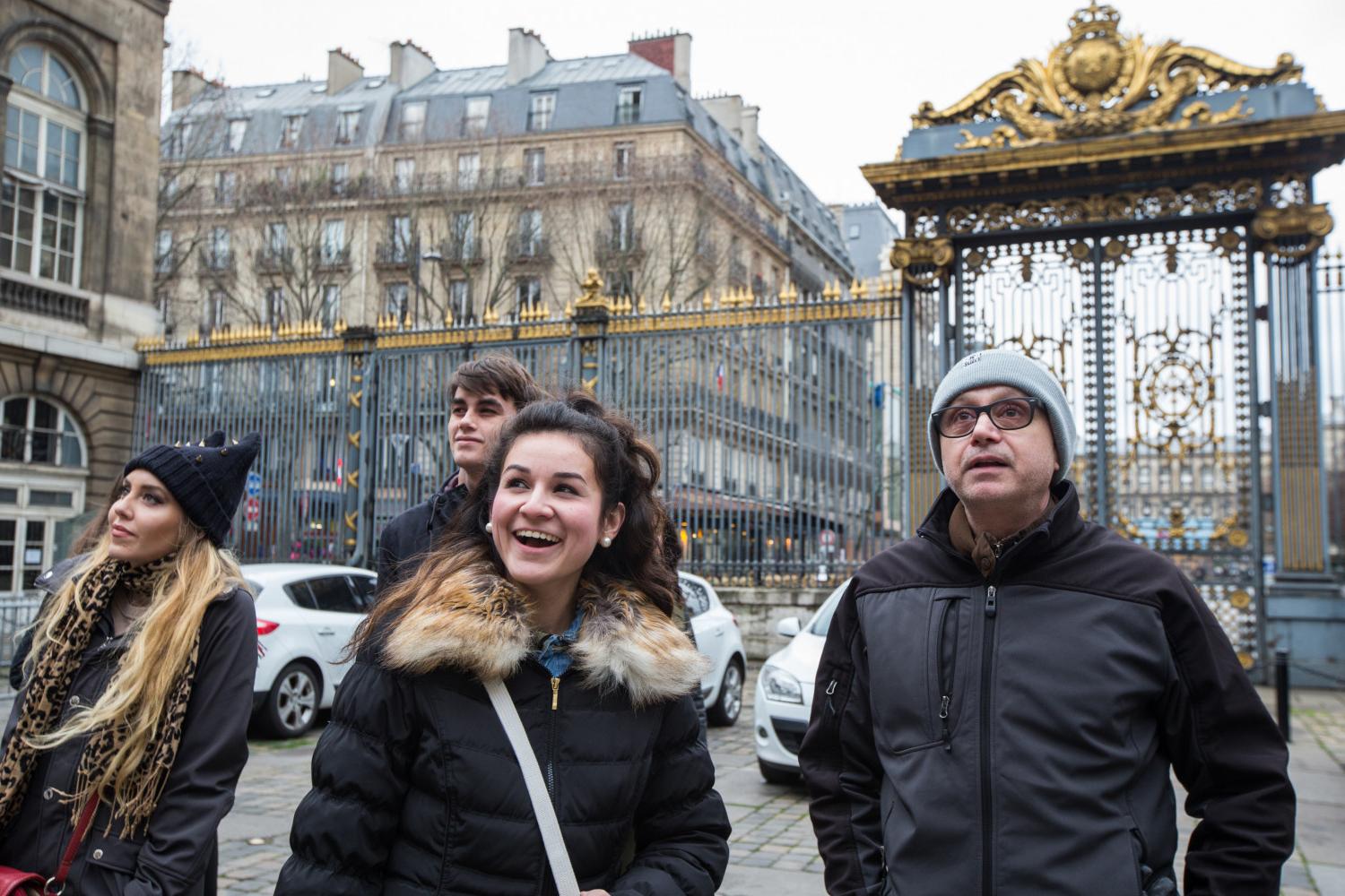 <a href='http://7aciu.anchoragedev.com'>BETVLCTOR伟德登录</a> French Professor Pascal Rollet leads students on a study tour in Paris.
